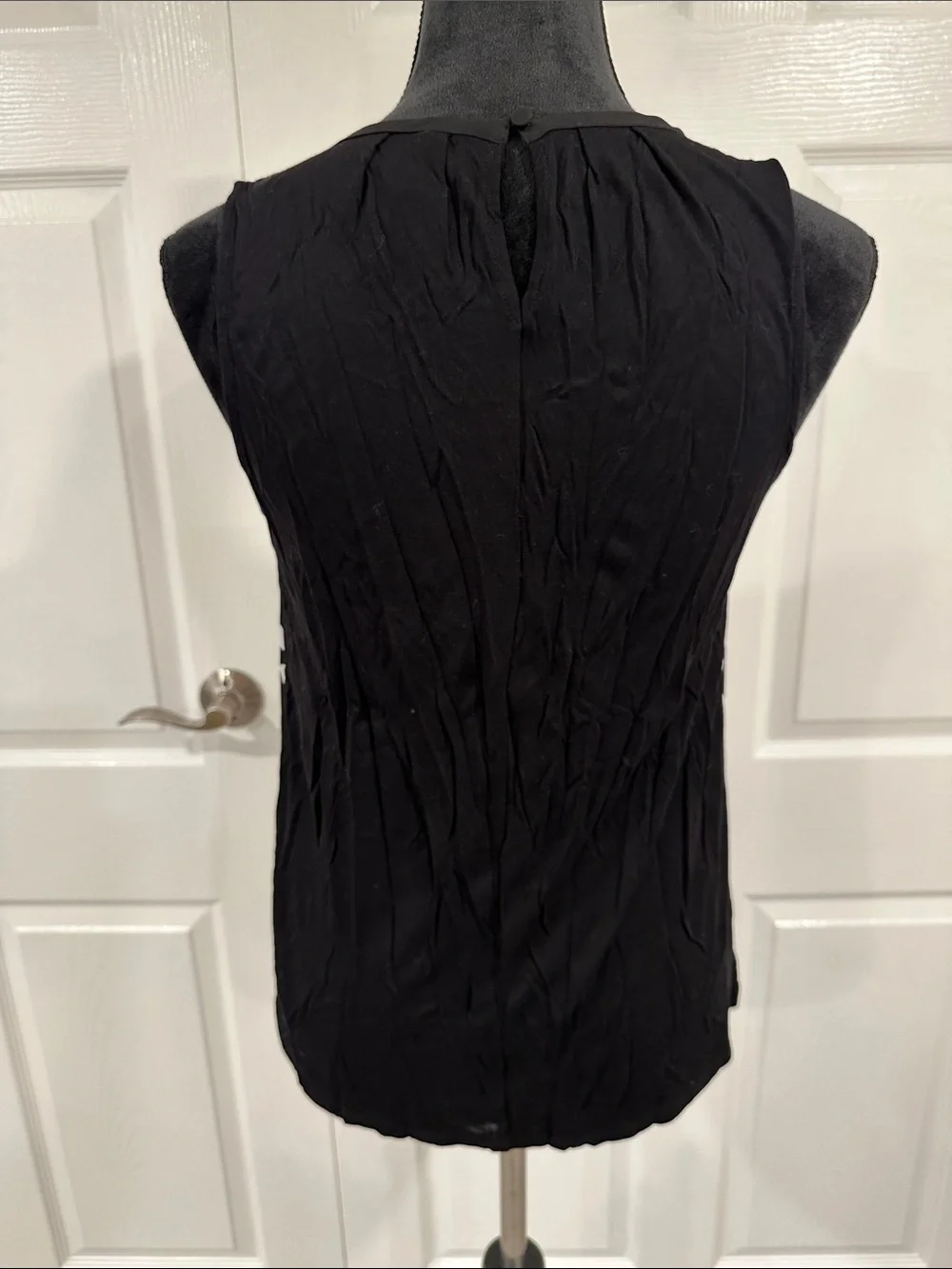 Elle Black Floral-Print Sleeveless Camisole with White Petals. Size XS